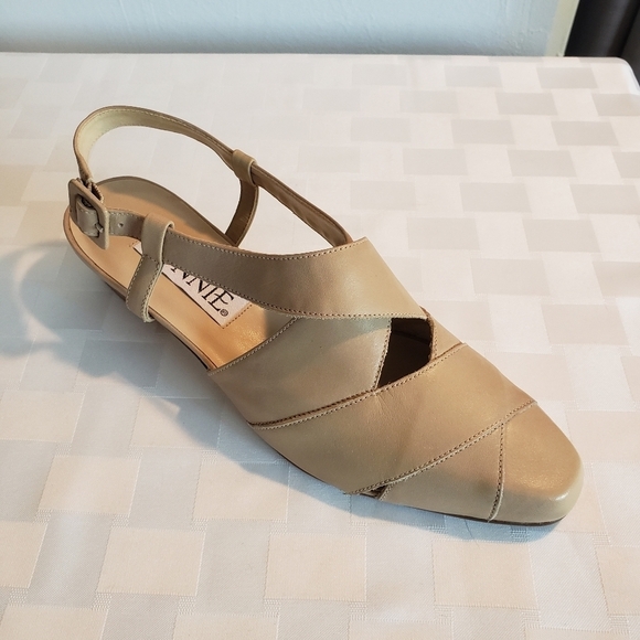 Cross Cut Tan Sandals Size 7.5 - Picture 1 of 5